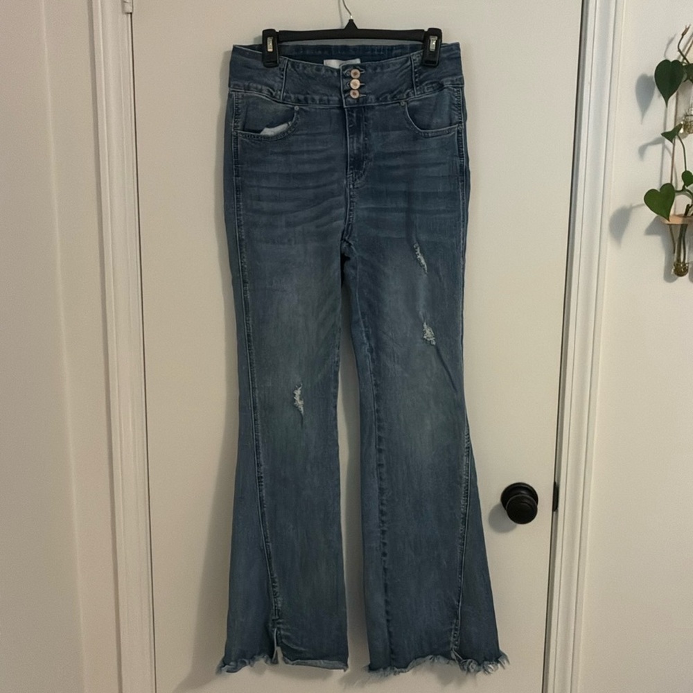 Kancan Estilo High Rise Flare Leg Twisted Seam Jeans Distressed hem. Size 30